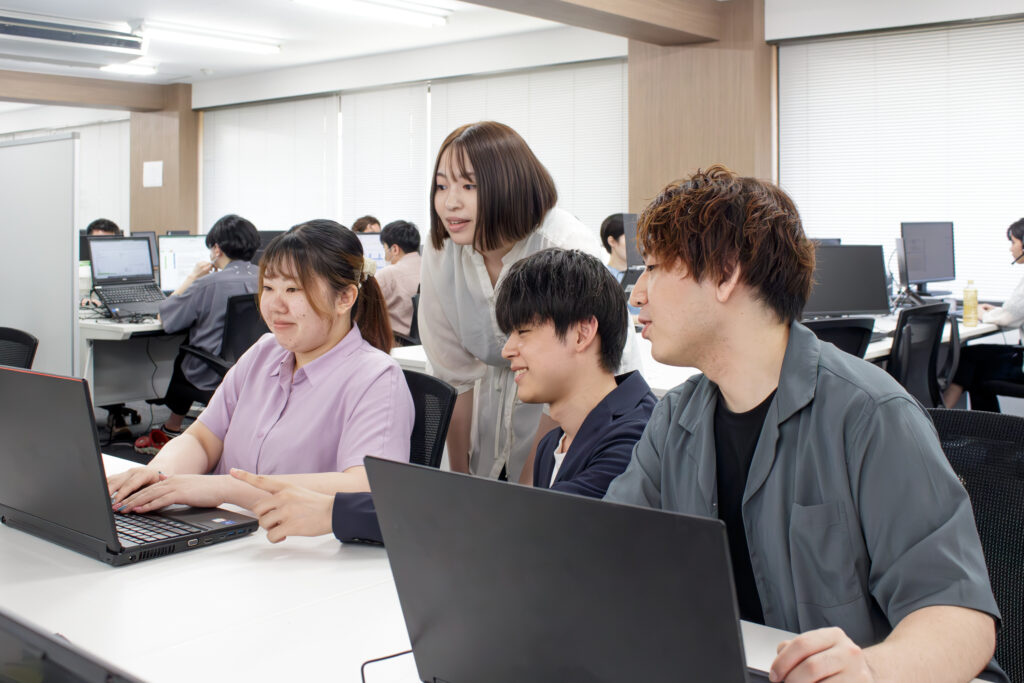 オフィスで働く社員の様子（八戸オーグメンテーションセンター）