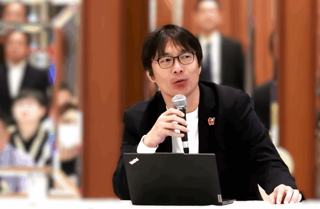 パネルディスカッションのモデレーターを務めた顧問 紺野