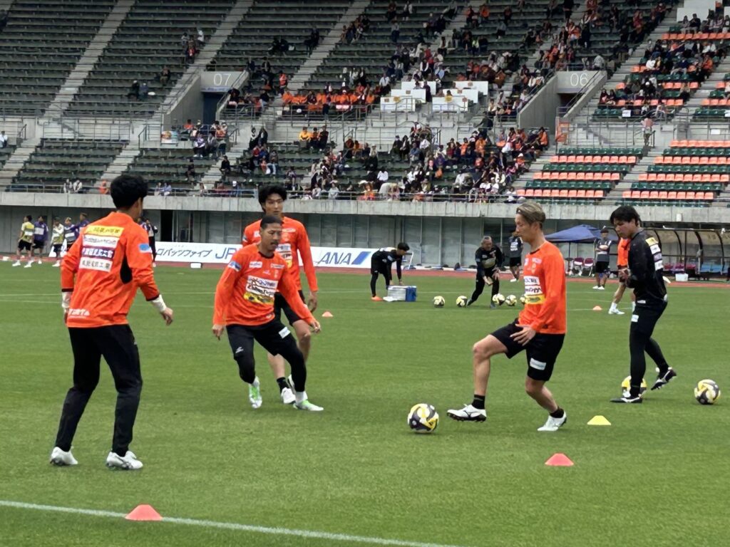 ウォーミングアップで連携の取れたパス回しを見せる選手たち