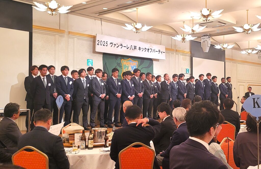 壇上であいさつする代表取締役会長 細越氏と選手のみなさん