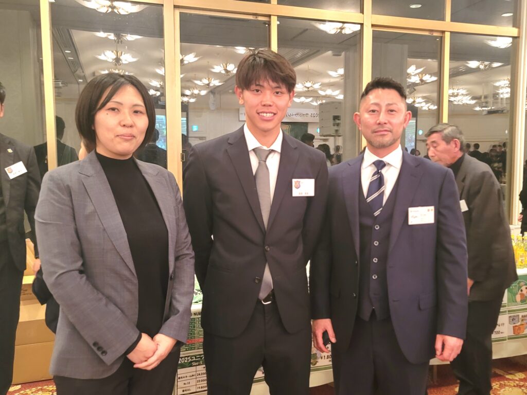 サポーターとして参加した当社の社員（左）と開幕戦で初となる得点を決めた髙尾流星選手（中央）