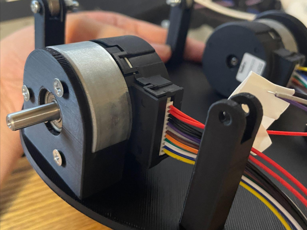 開発中の小型配膳ロボット