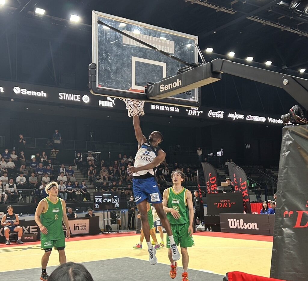 シュートをきめるHACHINOHE DIMEの選手