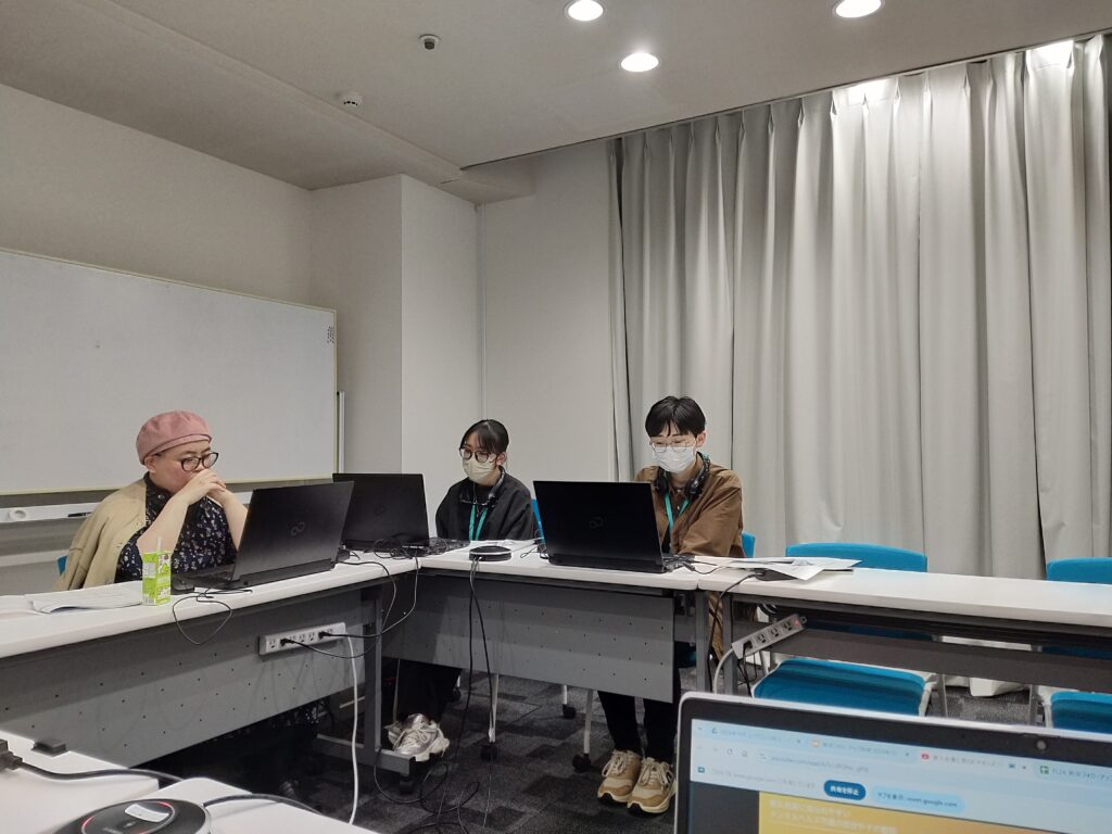 研修を受講する新卒社員（八戸センター）