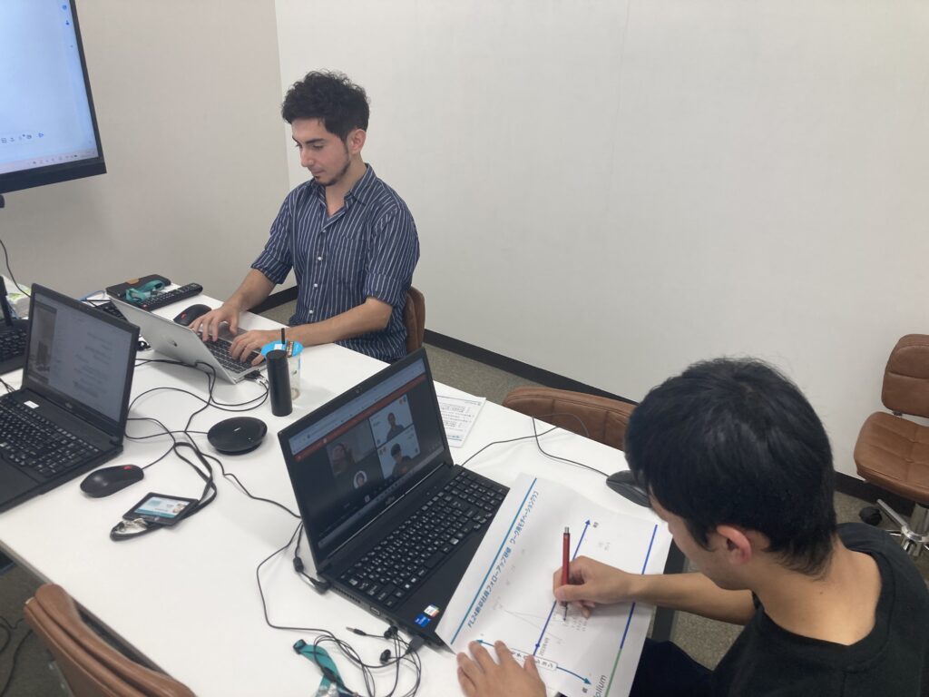 研修を担当する人事・採用部門の本部長と新卒社員（山口センター）