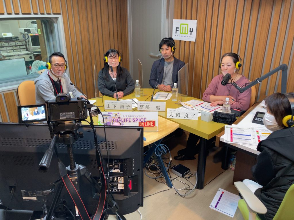 FM山口のスタジオで収録に参加するマネージャーの髙嶋（右から二番目）