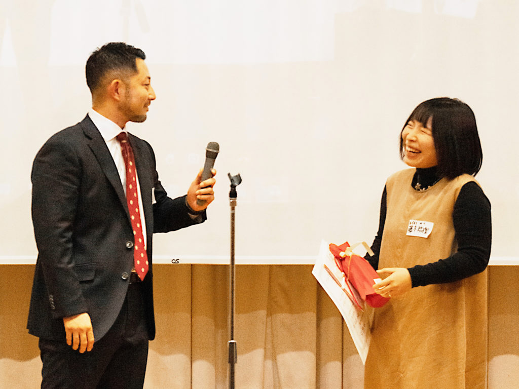 山口会場で受賞者にインタビューする 取締役COO 田中（左）
