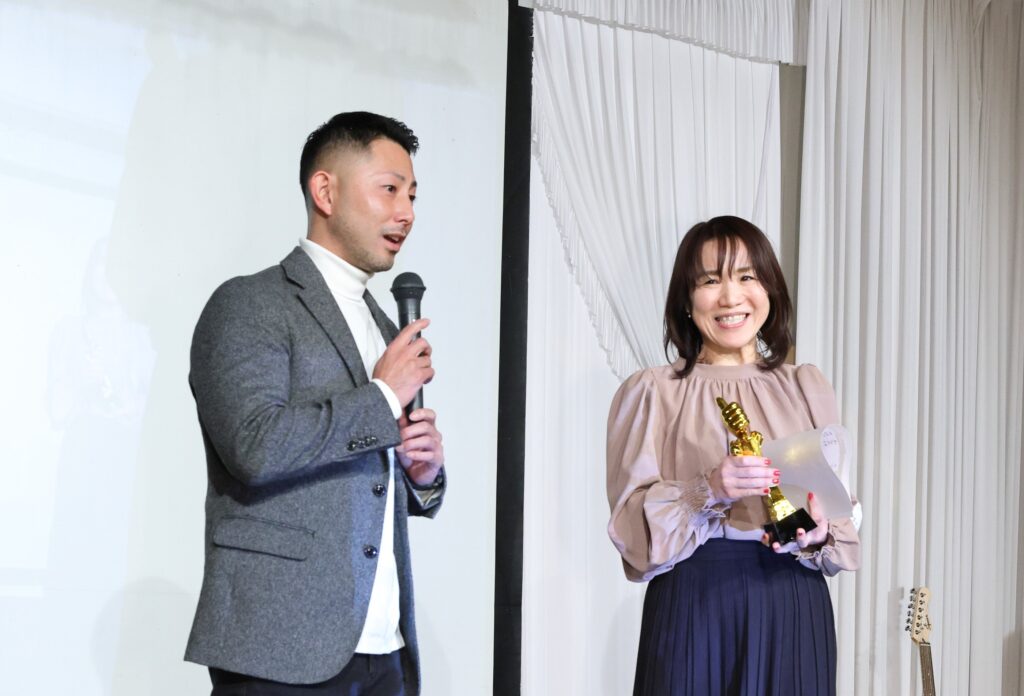八戸会場で受賞者にインタビューする 取締役COO 田中（左）