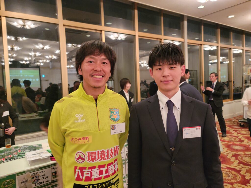 新井山祥智選手（左）と記念撮影