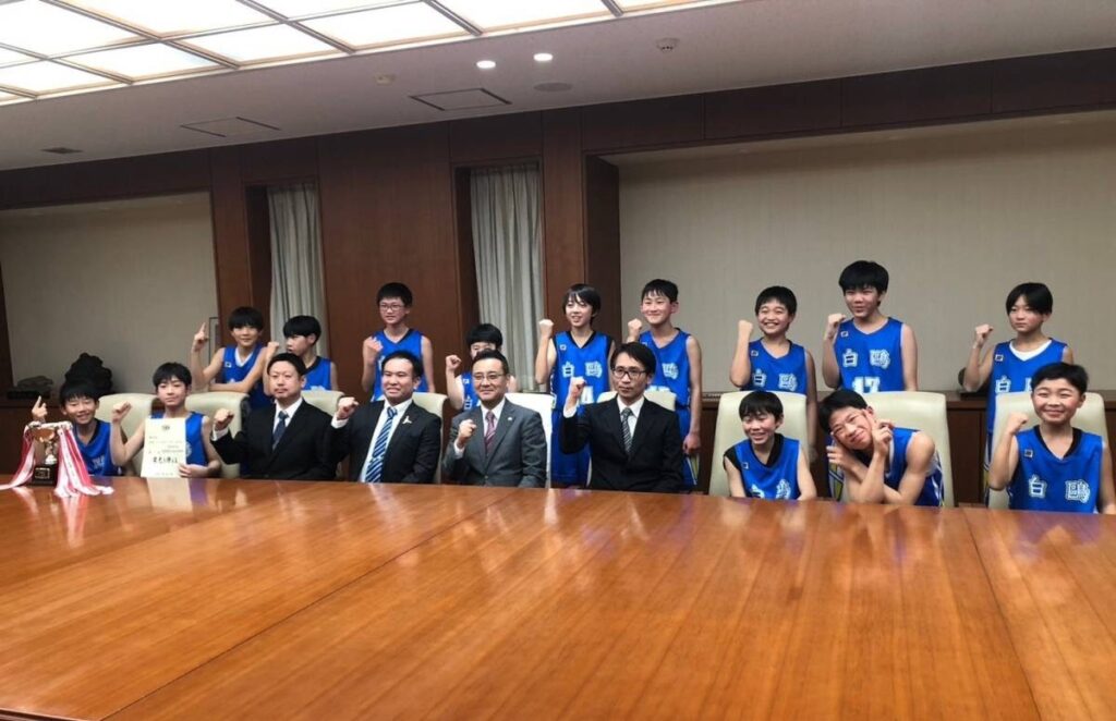 熊谷市長（前列中央）を表敬訪問した白鷗男子バスケットボール愛好会のメンバー