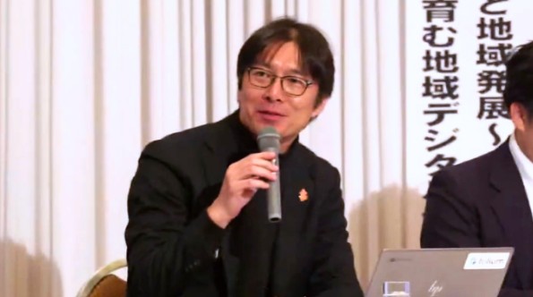 八戸市主催の「はちのへITフォーラム2024」でモデレーターとして登壇した取締役 紺野