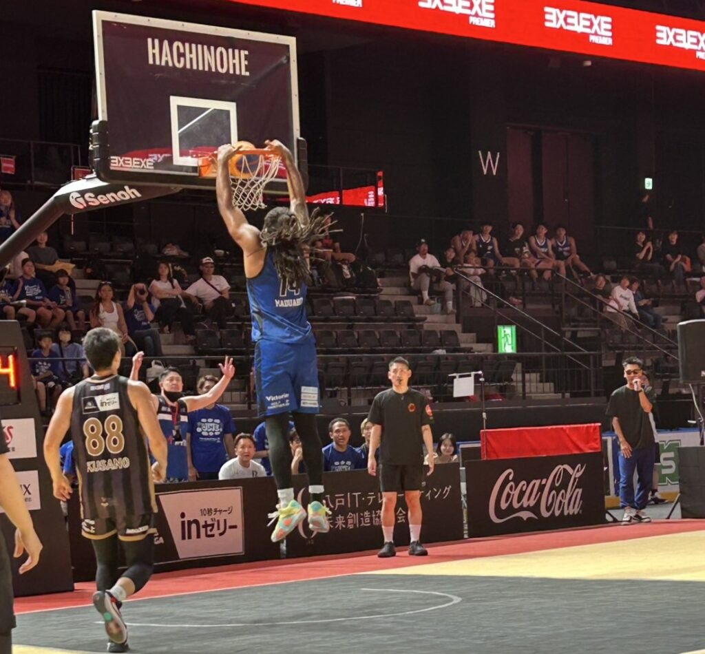 迫力のあるシュートを決めるHACHINOHE DIMEのチュクゥディエベレ・マドゥアバム選手