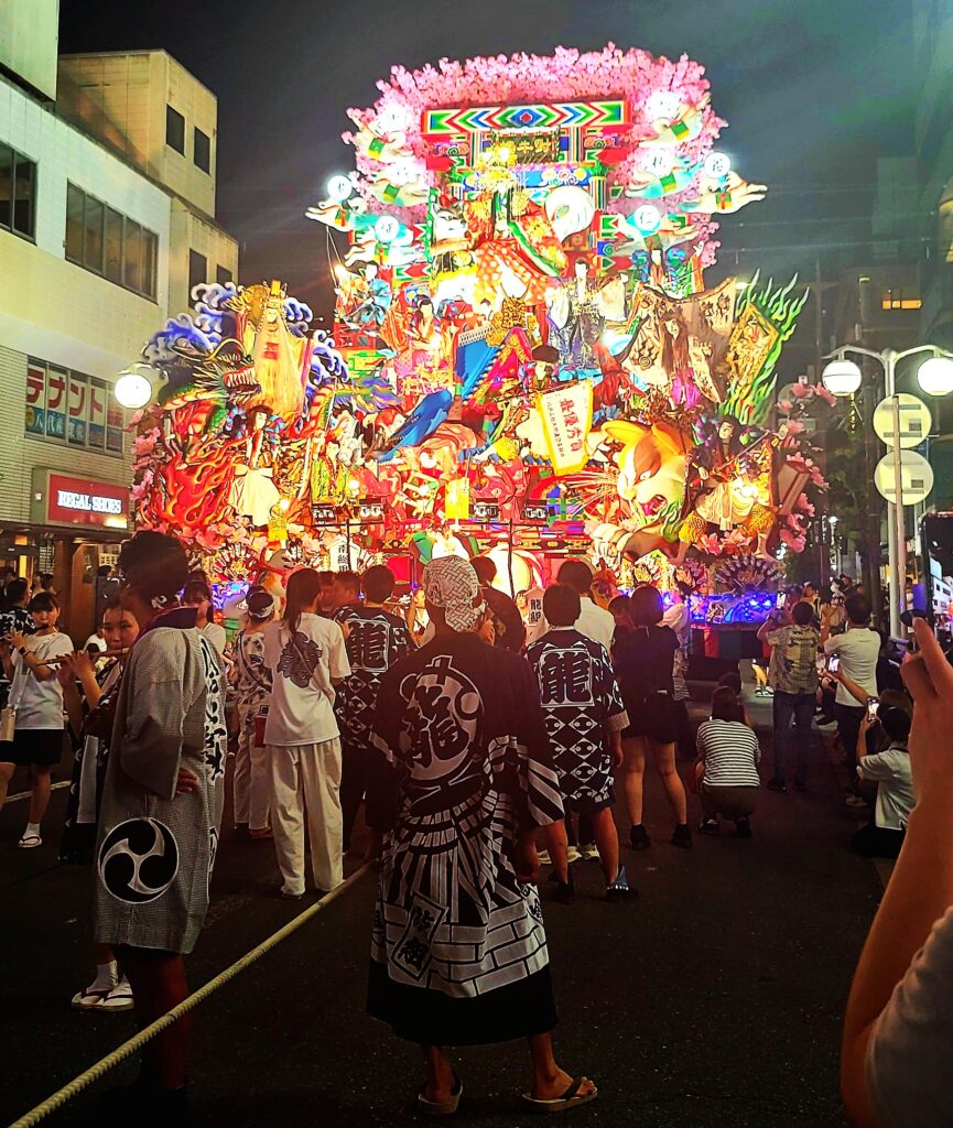 2024年に最優秀賞を受賞した山車と沿道の賑わい
