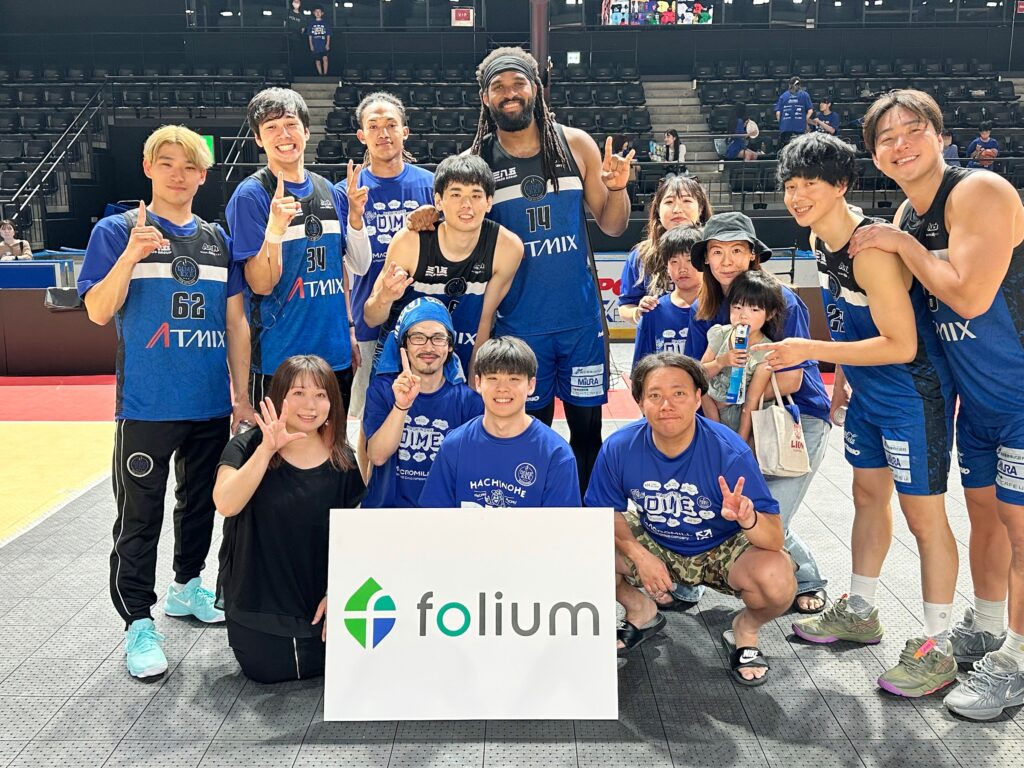 試合終了後にコート内で選手と記念撮影するフォリウムの参加者