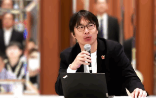 パネルディスカッションのモデレーターを務めた顧問 紺野