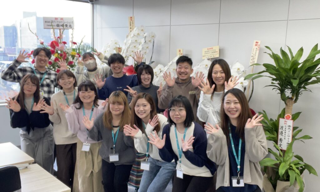 お祝いでいただいたお花と弘前オーグメンテーションセンターのオープニングメンバー