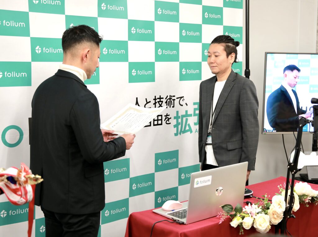 八戸会場で取締役COO田中から賞状授与されるチームリーダー