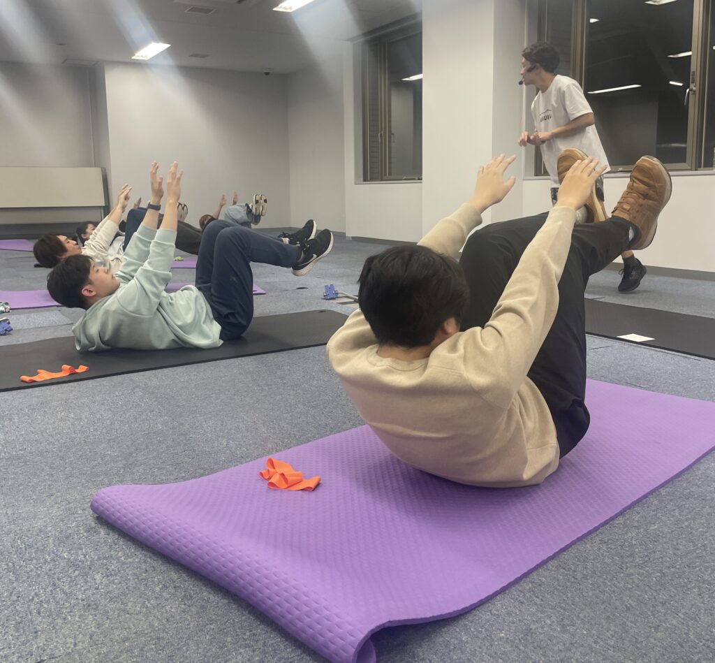 講師の小林氏の指導を受け、熱心に取り組むフォリウムメンバー