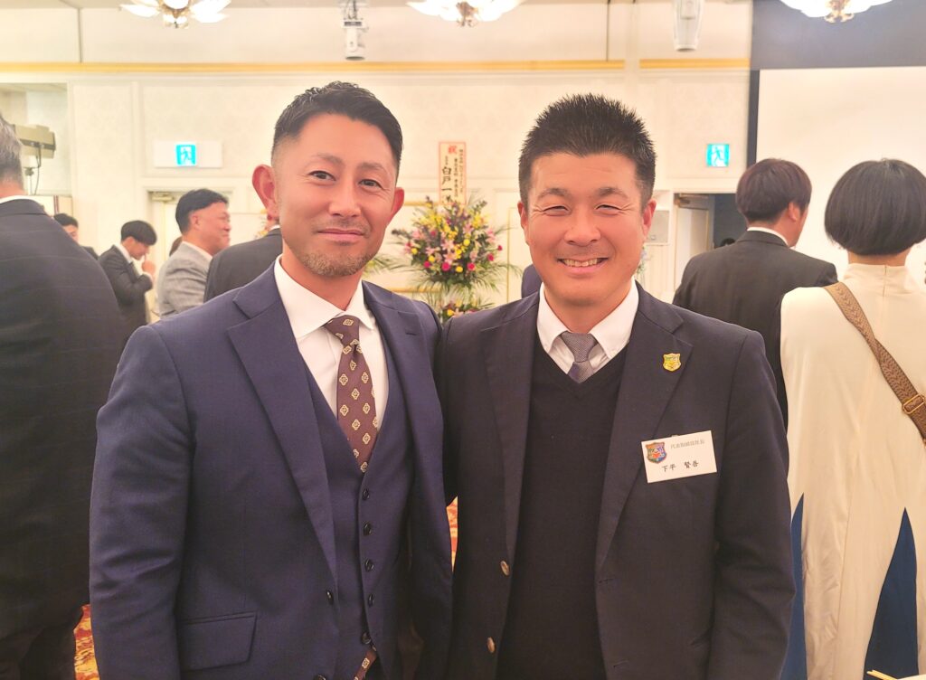 当社取締役COO田中（左）とヴァンラーレ八戸 代表取締役社長 下平賢吾氏（右）