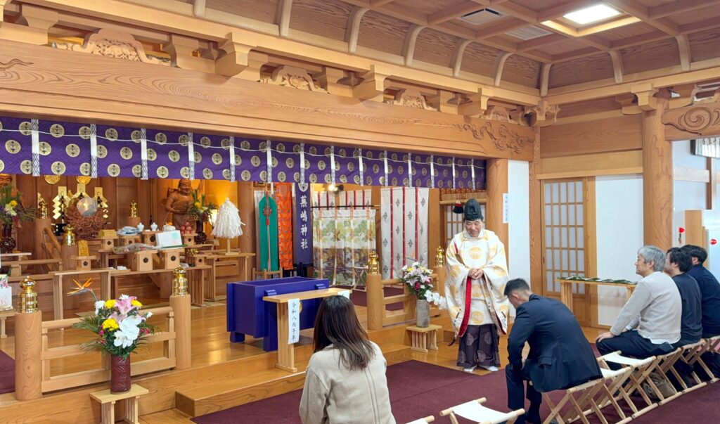 弁財天を祀る「蕪嶋神社」で祈祷する一同