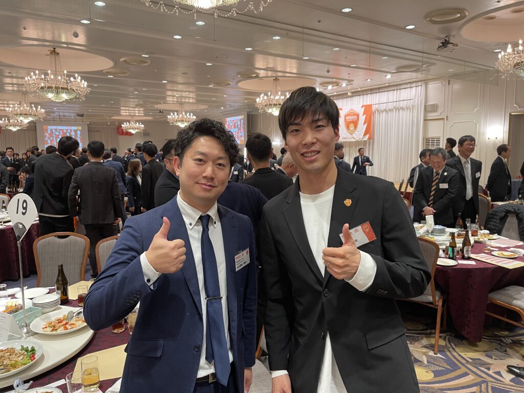 板倉洸選手：前所属（ヴァンラーレ八戸）にちなみ、当社の拠点がある八戸の話題で盛り上がるなど、地域を越えたご縁を感じました
