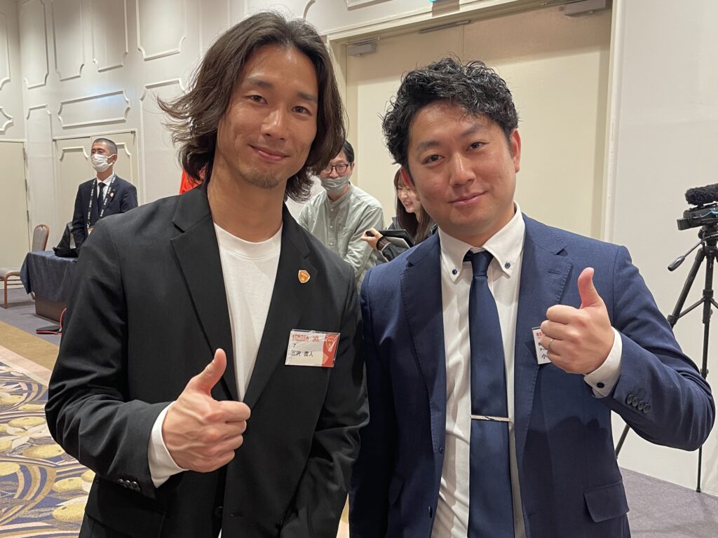 三沢直人選手（左）と当社のディビジョンマネージャー小比類巻（右）
リフレッシュ方法（温泉やサウナ）などの話題で和ませてくださいました