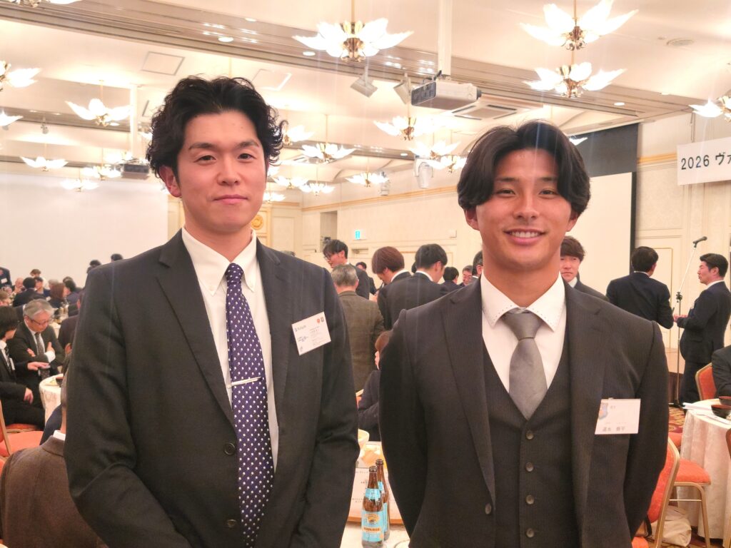 フォリウム社員（左）と「ケガをせず、より多くの試合に出場したい」と個人目標を語る速水修平選手（背番号15・DF）