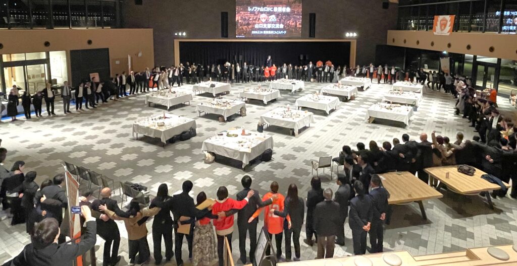 大円陣を組む、参加者一同