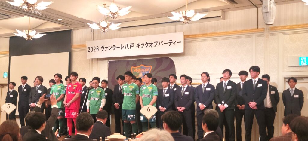 壇上で祝辞を述べる八戸市の熊谷雄一市長