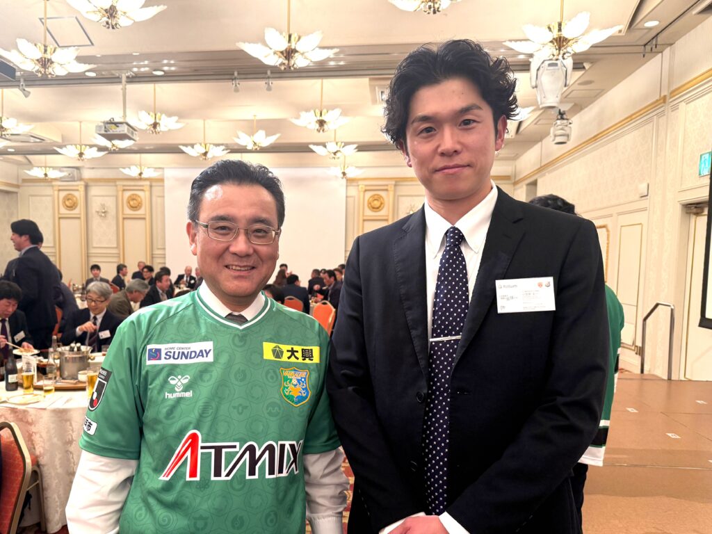 ヴァンラーレ八戸FCのユニフォームを着用した八戸市の熊谷雄一市長とフォリウム社員