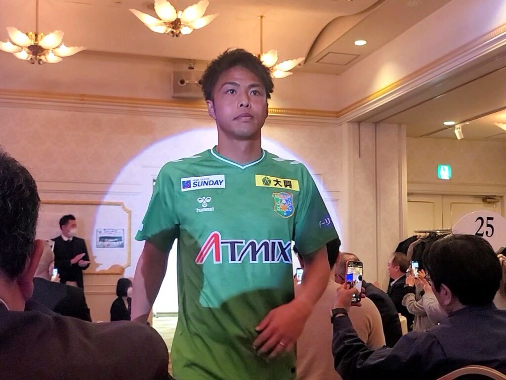 ホームタウンの市町村章がモチーフの新ユニフォームを着用して入場する澤上竜二選手(背番号10・FW)